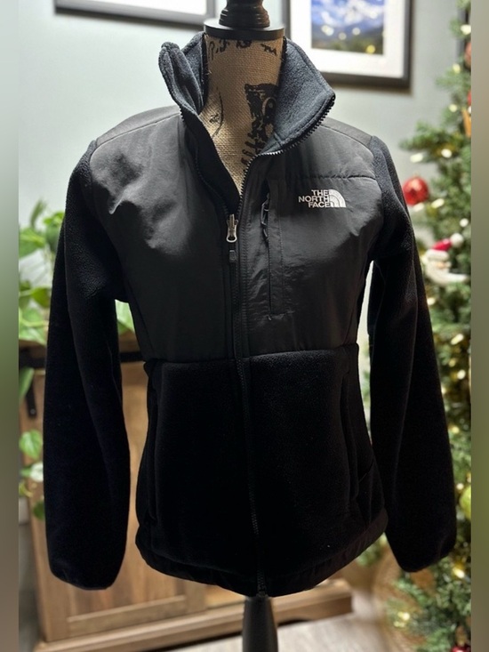The North Face Jackets & Blazers - The North Face Women’s Denali Jacket. Size Small.
